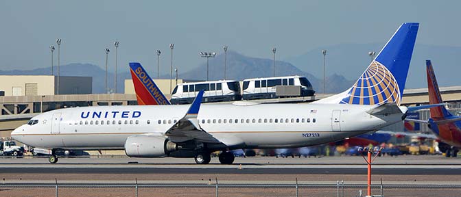 United Boeing 737-824 N27213, Phoenix Sky Harbor, January 17, 2016